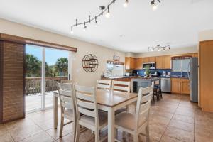 - une cuisine et une salle à manger avec une table et des chaises dans l'établissement Sun and Sand Retreat, à Pensacola Beach