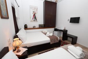 mały pokój z łóżkiem i telewizorem w obiekcie Villa ELMAR w mieście Berat