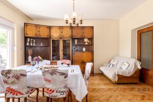 - une salle à manger avec une table et des chaises dans l'établissement Apartment Goreta, à Kaštela