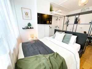 Comfortable City Apt+WiFi+SmartTV+Netflix+Rooftop 객실 침대