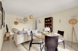 comedor y sala de estar con mesa y sillas en Le Chapitre Toulousain - WILDHOME, en Toulouse