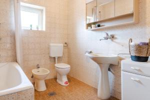 ein Bad mit einem WC, einem Waschbecken und einem WC in der Unterkunft Apartment Goreta in Kaštela