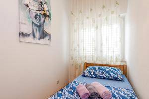 ein Schlafzimmer mit einem Bett mit Handtüchern darauf in der Unterkunft Apartment Goreta in Kaštela