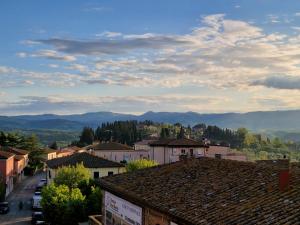 Blick auf eine Stadt mit Bergen in der Ferne in der Unterkunft Peccioli - The Tuscany Nest in Peccioli