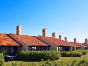 szereg domów z czerwonymi dachami w obiekcie 6 person holiday home on a holiday park in S by w mieście Sæby