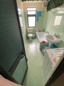łazienka z umywalką, toaletą i wanną w obiekcie Panoramic Paradise Ulez Hideaway 