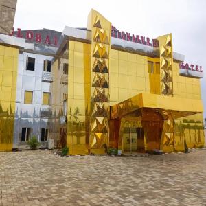 un edificio giallo di fronte a un edificio di Global Signature Hotel and Resort a Ibadan