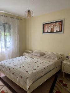 sypialnia z łóżkiem i zdjęciem na ścianie w obiekcie Panoramic Paradise Ulez Hideaway 