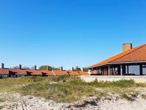 un edificio con tetto arancione su una spiaggia di 6 person holiday home on a holiday park in S by a Sæby