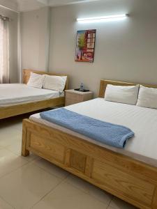 En eller flere senge i et værelse på NHÀ NGHỈ JULY