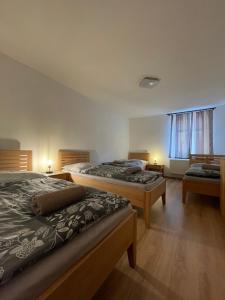 - une chambre avec 2 lits et une fenêtre dans l'établissement Apartmán Kameňák, à Vimperk
