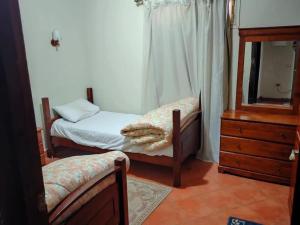 sypialnia z 2 łóżkami pojedynczymi i komodą w obiekcie Porto Sokhna Pyramids Sea Viwe For Familis w mieście Ajn Suchna