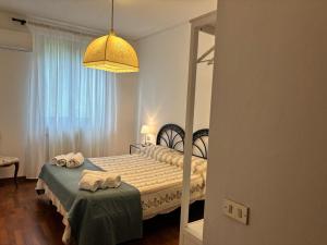 um quarto com uma cama e uma grande janela em Villa del Monte di Cocco em Lucca