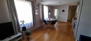 ein Wohnzimmer mit einem Tisch und Stühlen in der Unterkunft Silbernagel Villa apartment in Kuressaare