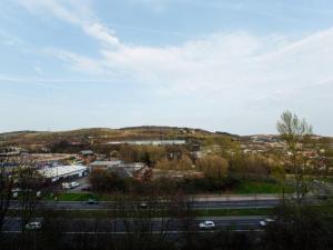 een uitzicht op een stad met een heuvel op de achtergrond bij 1 2 Bedroom Shield House Apartments Sheffield Centre in Sheffield