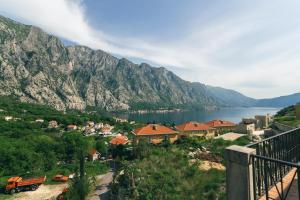 - une vue sur une ville avec un lac et des montagnes dans l'établissement GH Aparts with SCENIC VIEWS & POOL, à Gornji Orahovac