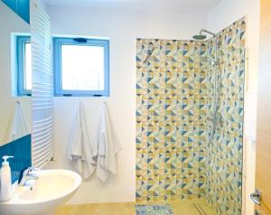 La salle de bains est pourvue d'une douche et d'un lavabo. dans l'établissement Olimp 35, à Olimp