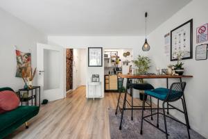 ein Wohnzimmer mit einem Tisch und Stühlen in der Unterkunft Urban Jungle Studio Apartment in Offenbach