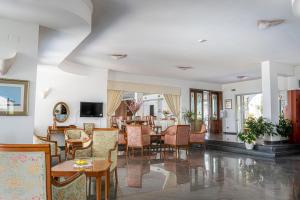 comedor con mesa y sillas en Hotel Poseidon, en Diamante