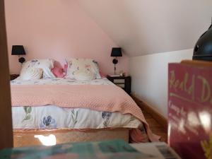 um quarto com uma cama com almofadas em Les Vieilles Aitres em Sargé Les Le Mans 