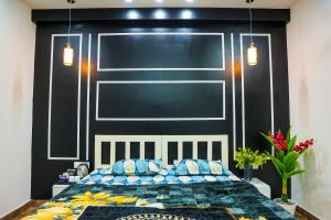 法里達巴德的住宿－Agrah Stay - Kasa Lusso Stay，一间卧室配有一张带蓝色枕头的床