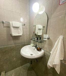 オブゾルにあるApartments Yanaのバスルーム(洗面台、鏡付)