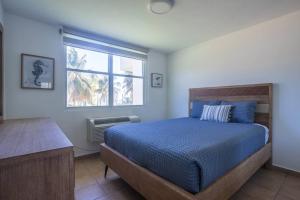 Voodi või voodid majutusasutuse Beachfront Apartment with Stunning Ocean Views toas