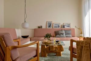 a living room with a pink couch and a table at Villa Claudia in Portovenere