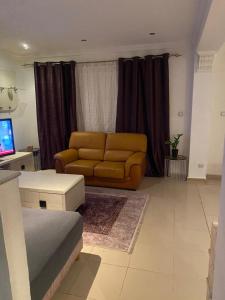 a living room with a couch and a television at Duplex T3 Bien Situé in Annaba