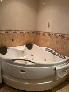 Et badeværelse på Duplex T3 Bien Situé