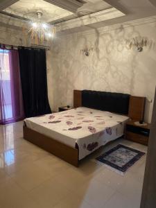 sypialnia z dużym łóżkiem w pokoju w obiekcie Duplex T3 Bien Situé w mieście Annaba