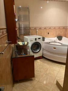 a bathroom with a washing machine and a toilet at Duplex T3 Bien Situé in Annaba