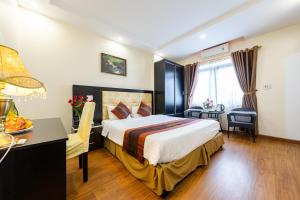 Giường trong phòng chung tại Diamond Hotel