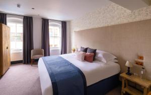 Tempat tidur dalam kamar di The Stroud Hotel