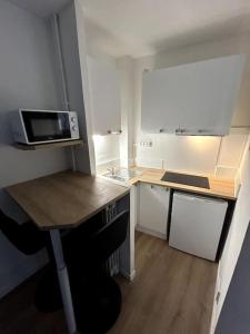 una pequeña cocina con encimera y microondas en Studio Occitanie-Hopitaux-Facultés, en Montpellier
