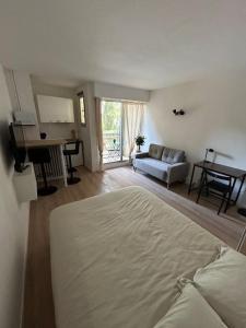 1 dormitorio con 1 cama y sala de estar en Studio Occitanie-Hopitaux-Facultés, en Montpellier