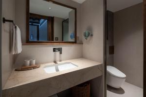 Koupelna v ubytování 丽江南渡观景客栈 Nundo Recreation Terrace + 20 fotografií