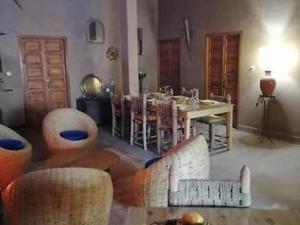 ein Zimmer mit einem Tisch und Stühlen sowie einem Esszimmer in der Unterkunft kasba Harmony in Oulad Saïd