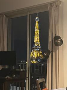 Телевізор і / або розважальний центр в Tour Eiffel - Paris