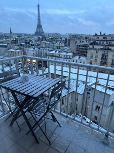 Балкон або тераса в Tour Eiffel - Paris