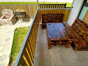 - deux bancs en bois installés au-dessus d'un balcon dans l'établissement Cottage Marta Sadgeri, à Bordjomi