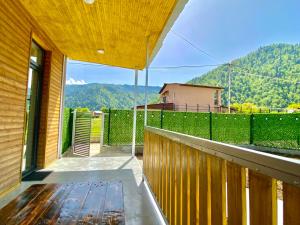 - une vue depuis le balcon d'une maison dans l'établissement Cottage Marta Sadgeri, à Bordjomi