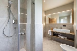 a bathroom with a shower and a sink at Mirabelle Pension Sankt Ursula in Saltusio