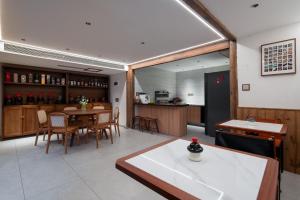 - une cuisine et une salle à manger avec une table et des chaises dans l'établissement Nandu Bed&Breakfast Lijiang Ancient Town, à Lijiang