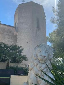 uma estátua de um leão em frente a um edifício em Torre del Sole em Bari