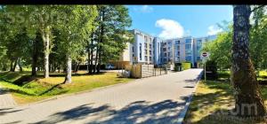 an empty street in front of a building at Saulkrastu nams in Zvejniekciems