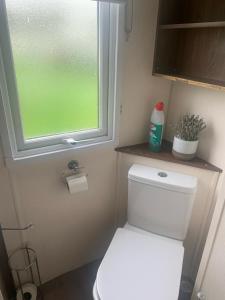 uma pequena casa de banho com um WC e uma janela em BLP22C em Northampton