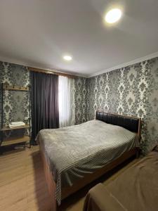ein Schlafzimmer mit einem großen Bett und einem Fenster in der Unterkunft Guest House in Tbilisi in Tbilisi City