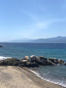 um grupo de rochas numa praia perto da água em Thalassa Suite & Spa em Reggio di Calabria