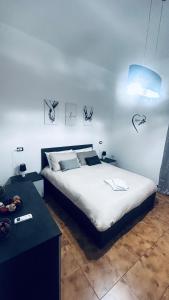 um quarto com uma cama e uma secretária com uma luz em Sabbenerica em Linguaglossa